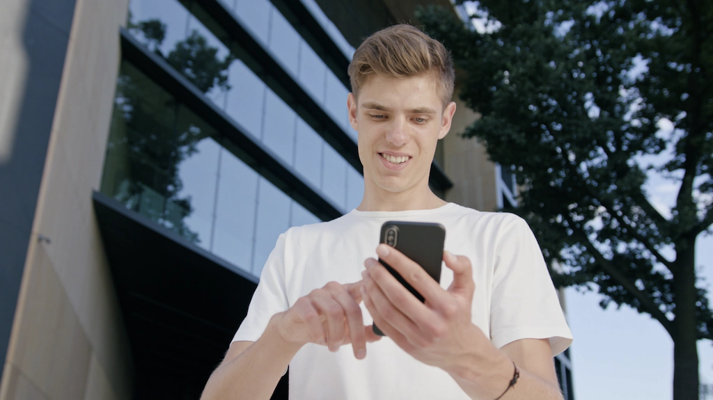 Polacy biorą kredyty na iPhone’y?! Szokujące dane o długach za smartfony